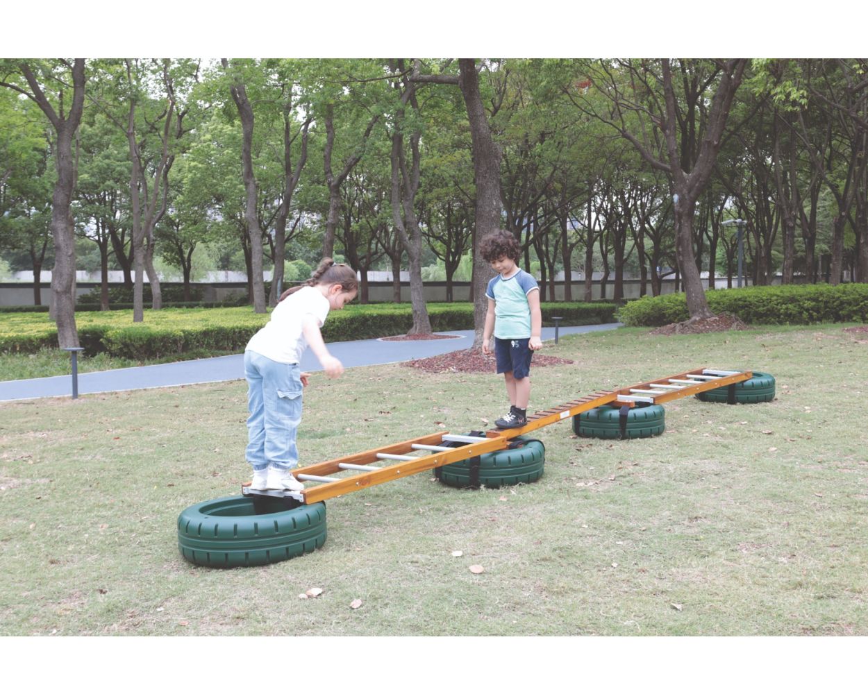 Early Years Outdoor Ladder Balance Challange Set